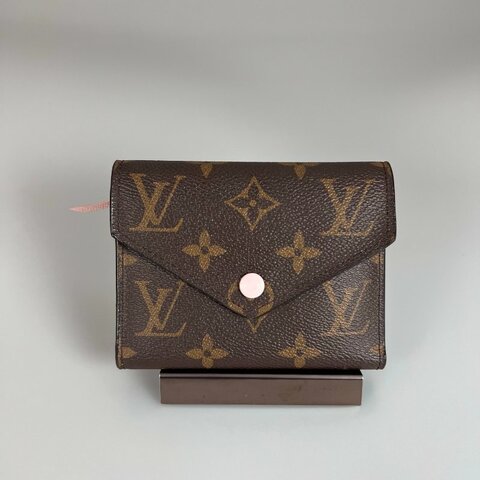 LV M62360  老花粉紅Victorine短夾