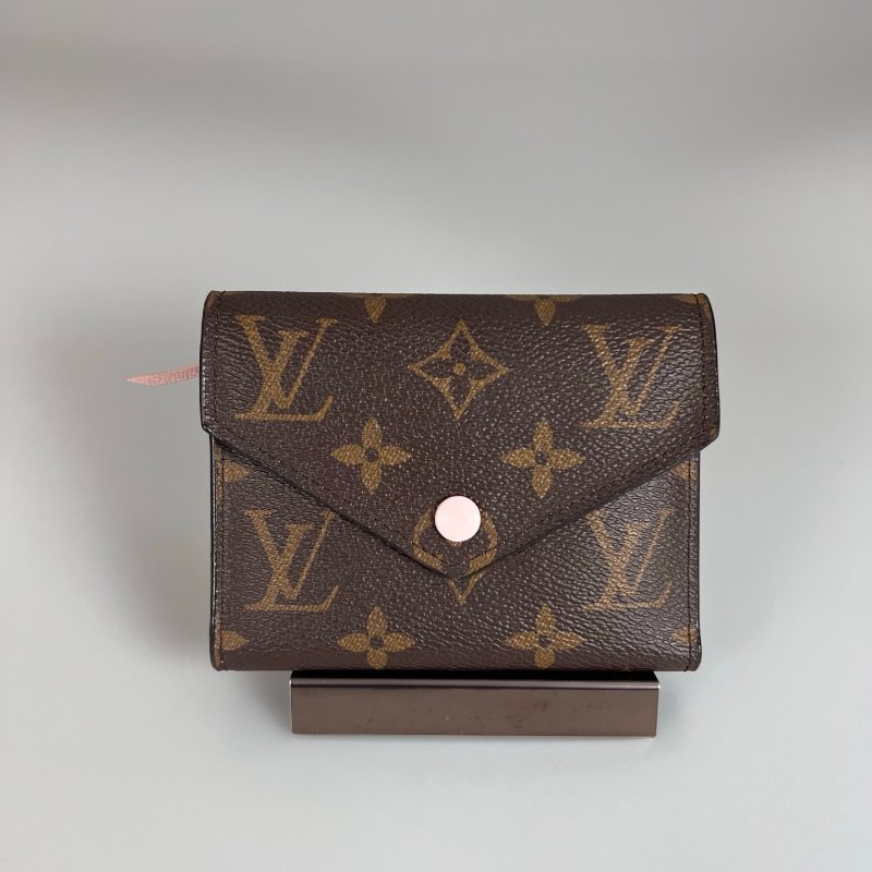 LV M62360  老花粉紅Victorine短夾-0