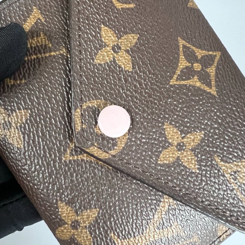 LV M62360  老花粉紅Victorine短夾-7