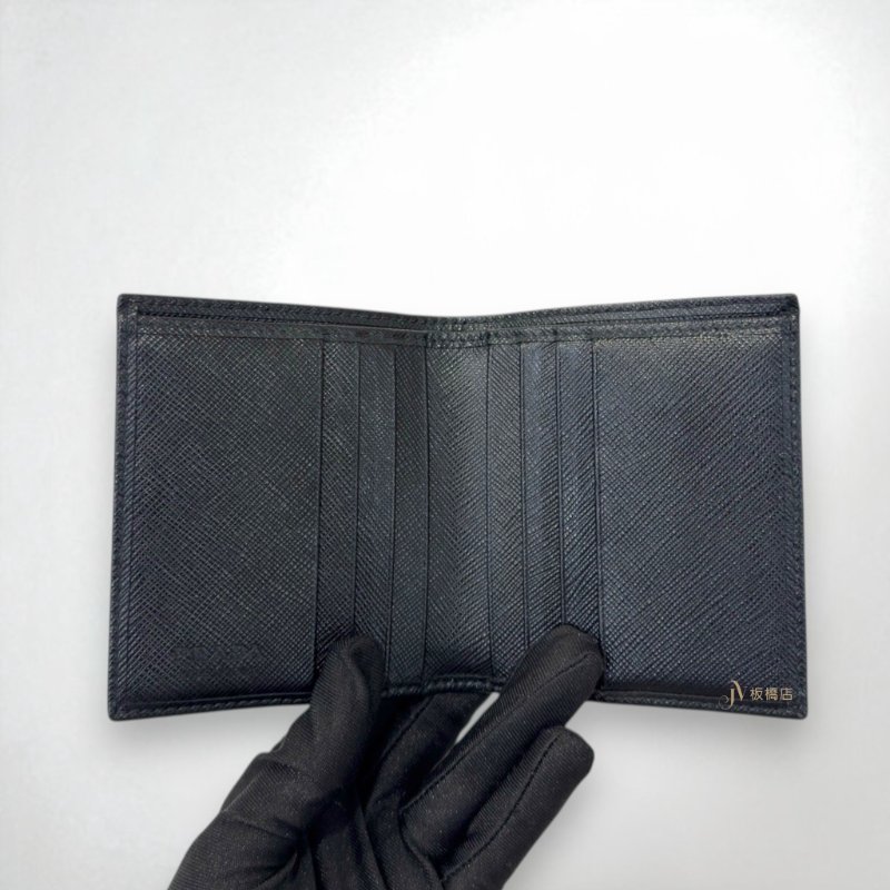 JS1292-PRADA 黑色防刮牛皮對開8卡短夾-4