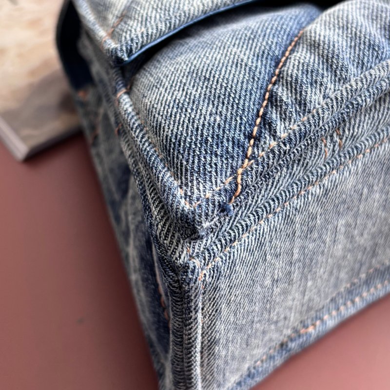 ::BALENCIAGA:: 716351 小款沙漏包絎縫水洗單寧牛仔鏈條包 Crush Small Quilted Denim Shoulder Bag-7