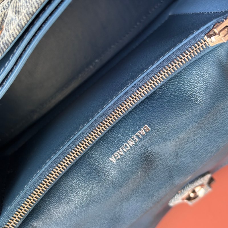 ::BALENCIAGA:: 716351 小款沙漏包絎縫水洗單寧牛仔鏈條包 Crush Small Quilted Denim Shoulder Bag-24