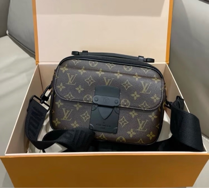 Lv老花S Lock郵差包（台灣專櫃購入）-9