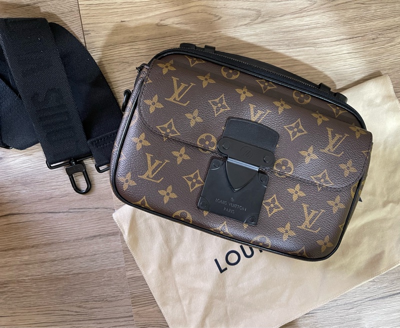 Lv老花S Lock郵差包（台灣專櫃購入）-11