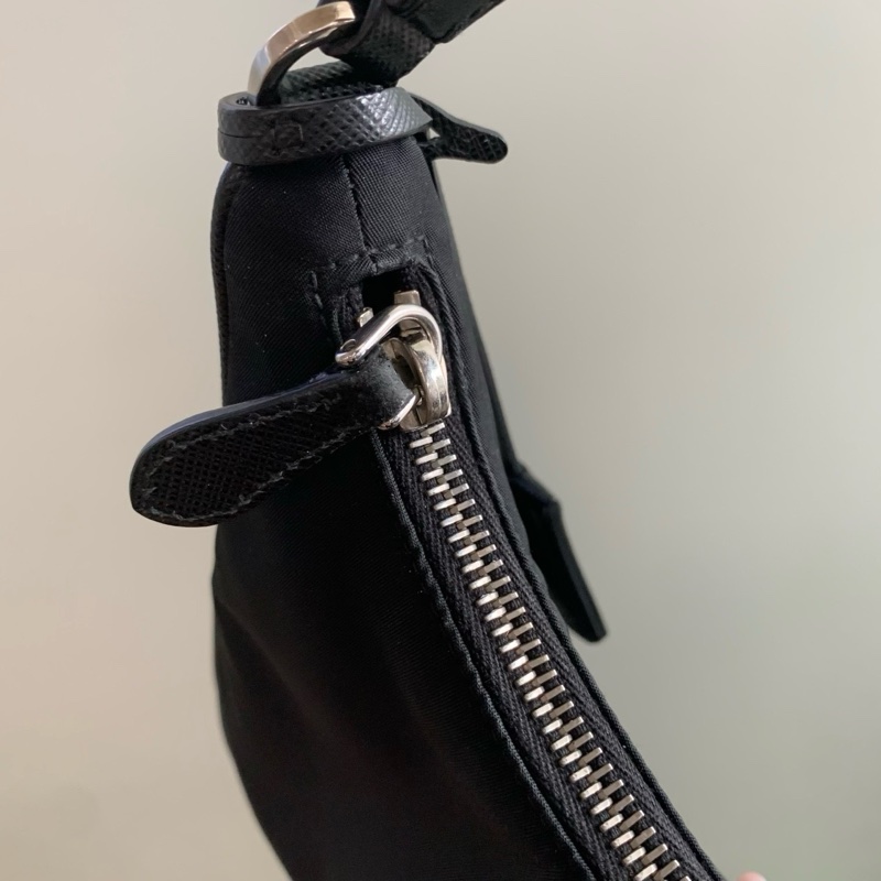 98新Prada 普拉達 hobo腋下包 超級好用的一款 輕便能裝 白標25 意大利製造-5