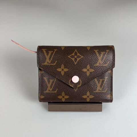 LV M62360 老花粉紅Victorine短夾