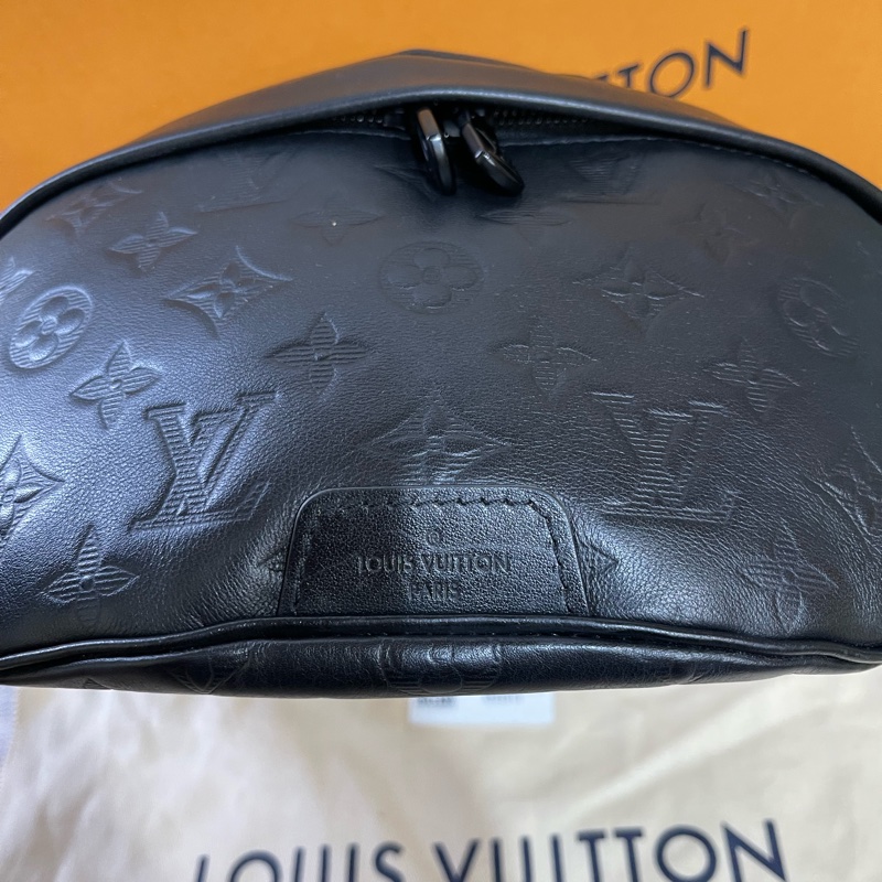 Lv牛皮壓紋Logo腰包（台灣專櫃購買配件齊全）-8