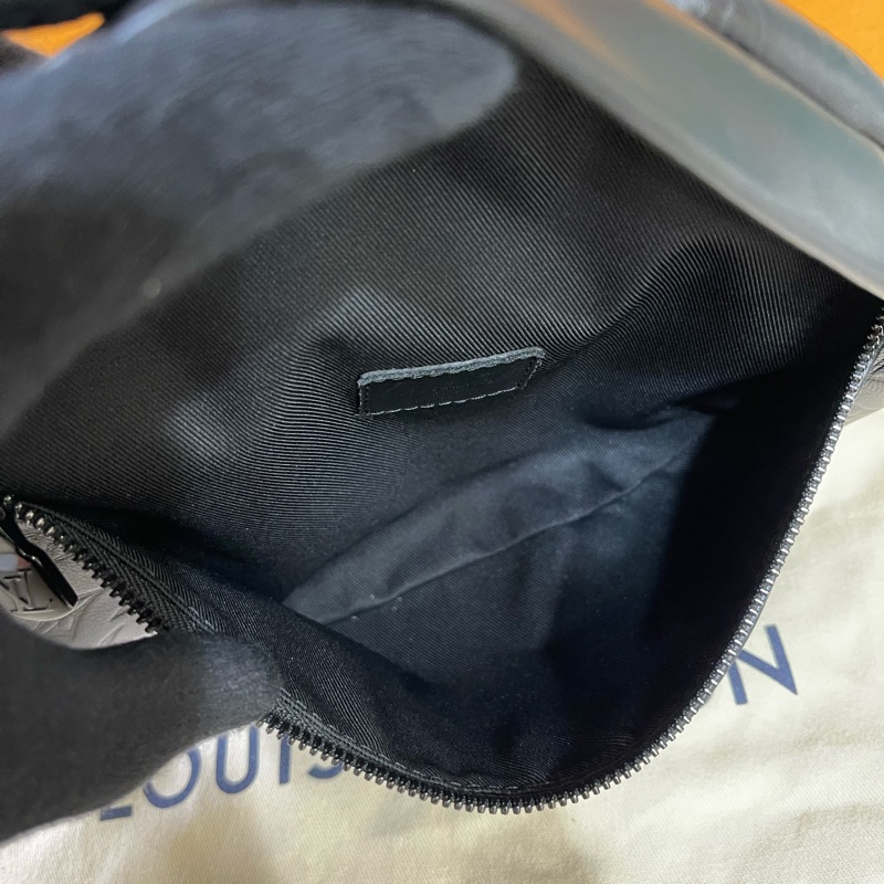 Lv牛皮壓紋Logo腰包（台灣專櫃購買配件齊全）-16