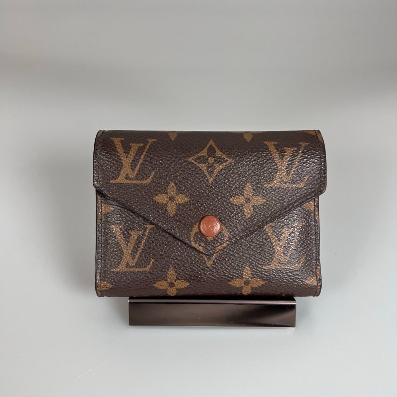 LV M62472 老花咖Victorine短夾-0
