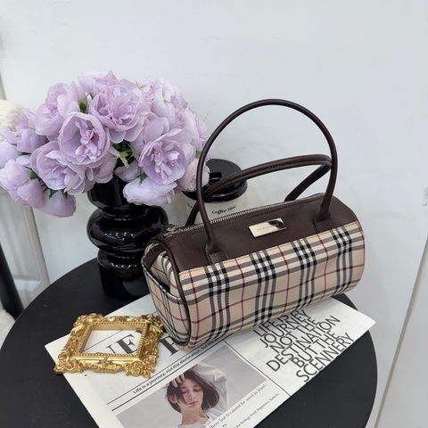 Burberry 經典格紋圓筒包