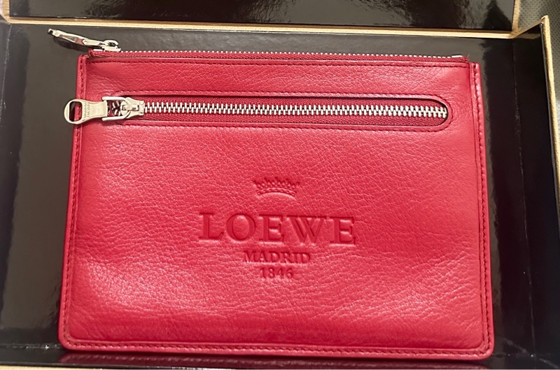 西班牙名品LOEWE 皮革中夾 紅色皮革零錢包 五金相當明亮-0