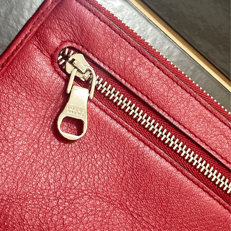 西班牙名品LOEWE 皮革中夾 紅色皮革零錢包 五金相當明亮-2