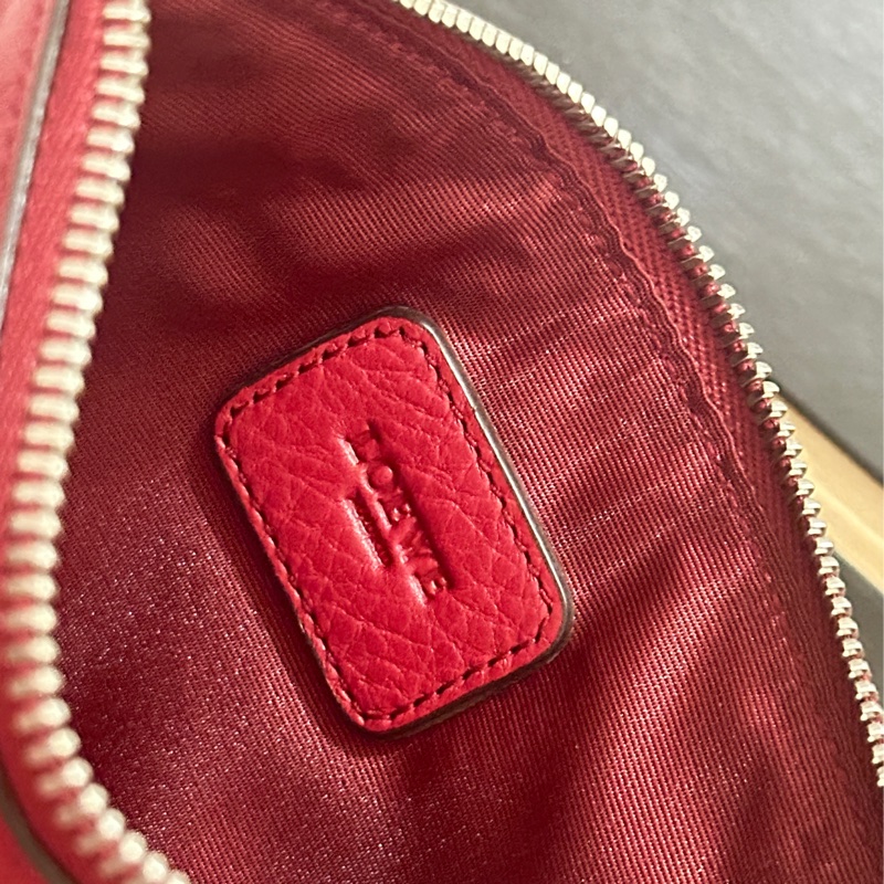 西班牙名品LOEWE 皮革中夾 紅色皮革零錢包 五金相當明亮-4