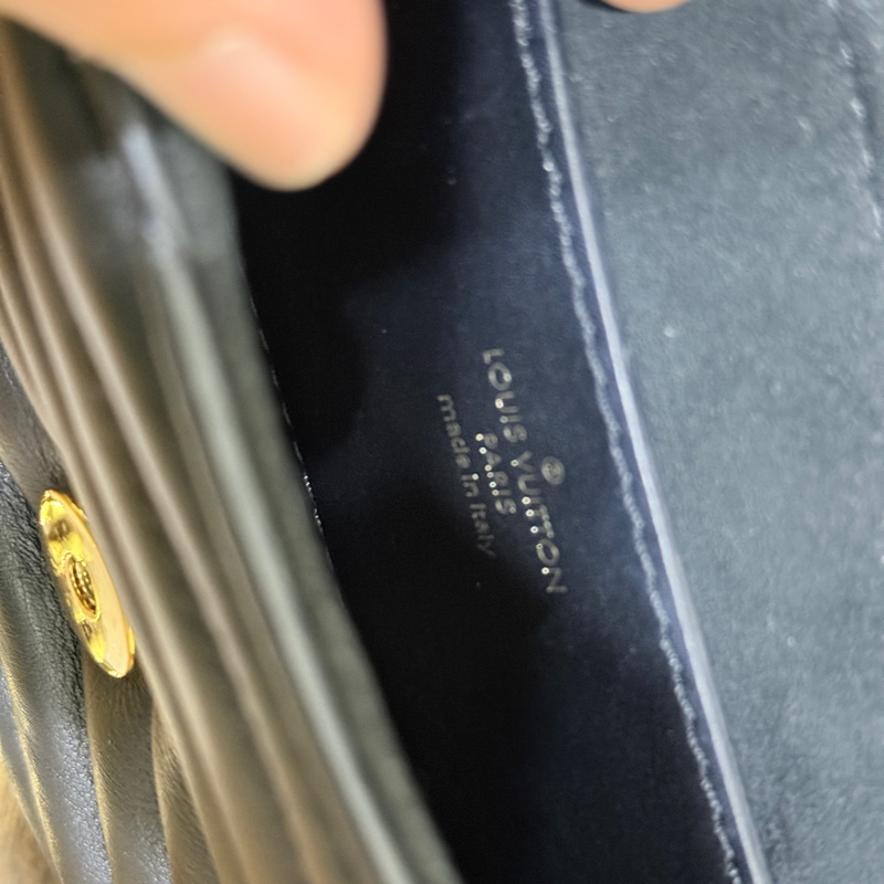 9新✨賠售超甜賣🫶🏻L V全皮款🖤new wave黑色牛皮 翻蓋肩背包-18