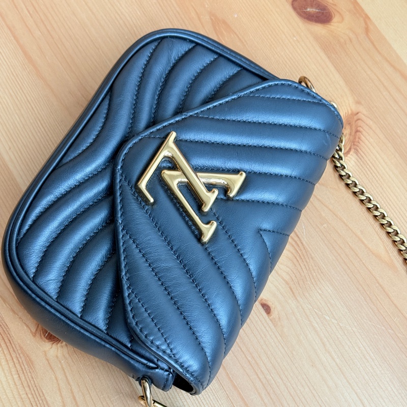 9新✨賠售超甜賣🫶🏻L V全皮款🖤new wave黑色牛皮 翻蓋肩背包-32