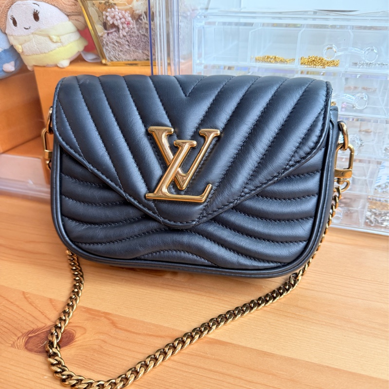 9新✨賠售超甜賣🫶🏻L V全皮款🖤new wave黑色牛皮 翻蓋肩背包-34