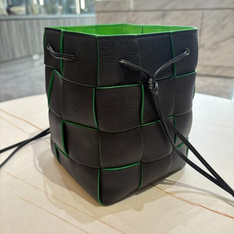 *SHIHNA名牌精品* BOTTEGA VENETA Cassette 寬編織 小牛皮斜背 水桶包