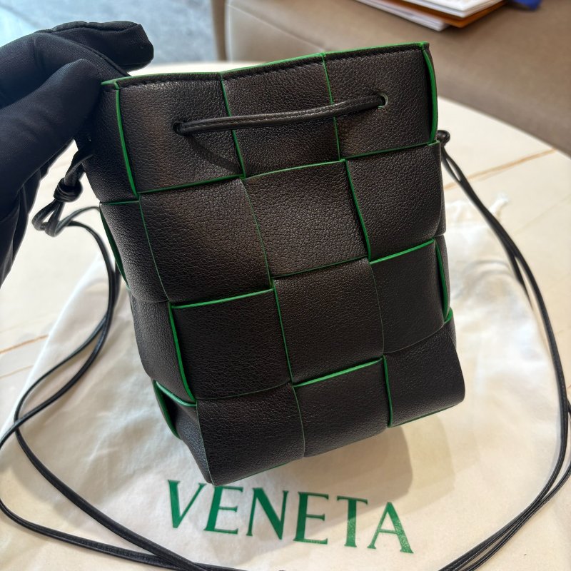 *SHIHNA名牌精品* BOTTEGA VENETA Cassette 寬編織 小牛皮斜背 水桶包-1