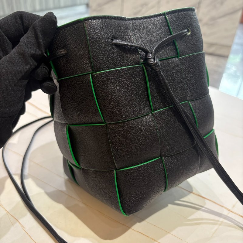 *SHIHNA名牌精品* BOTTEGA VENETA Cassette 寬編織 小牛皮斜背 水桶包-2