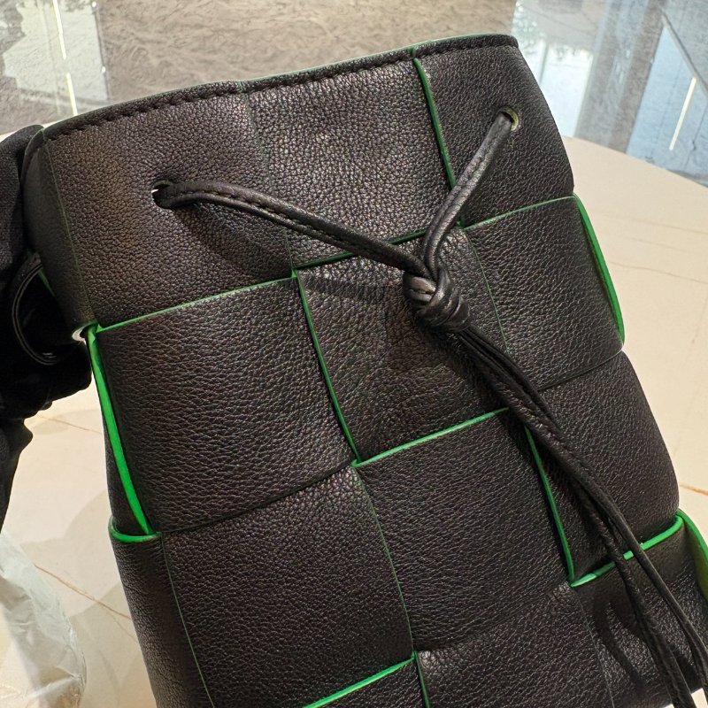 *SHIHNA名牌精品* BOTTEGA VENETA Cassette 寬編織 小牛皮斜背 水桶包-3