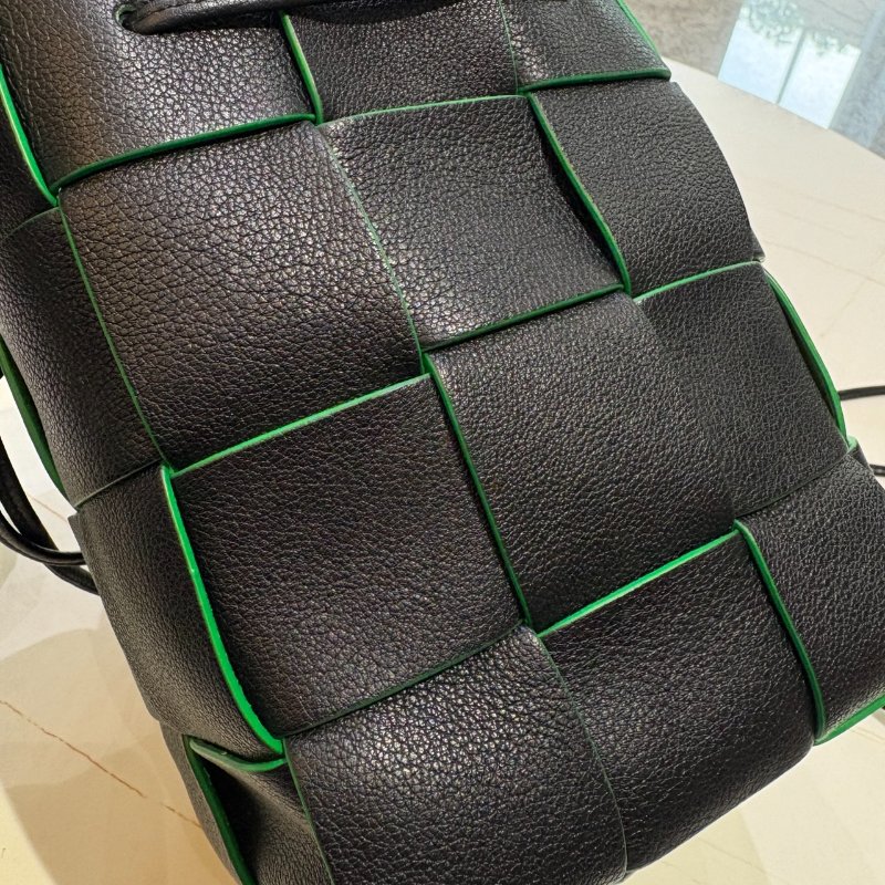 *SHIHNA名牌精品* BOTTEGA VENETA Cassette 寬編織 小牛皮斜背 水桶包-4