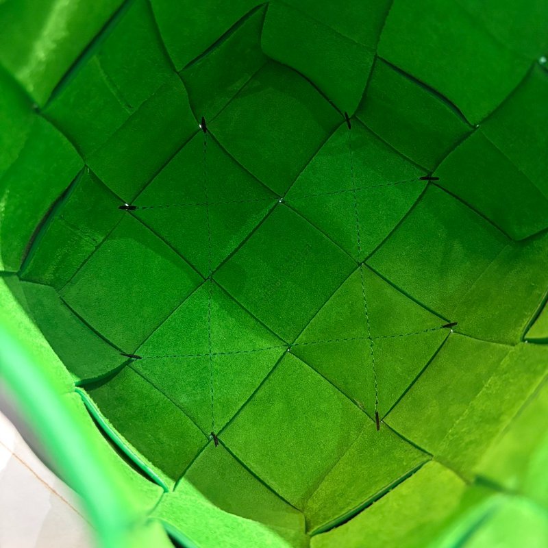 *SHIHNA名牌精品* BOTTEGA VENETA Cassette 寬編織 小牛皮斜背 水桶包-5