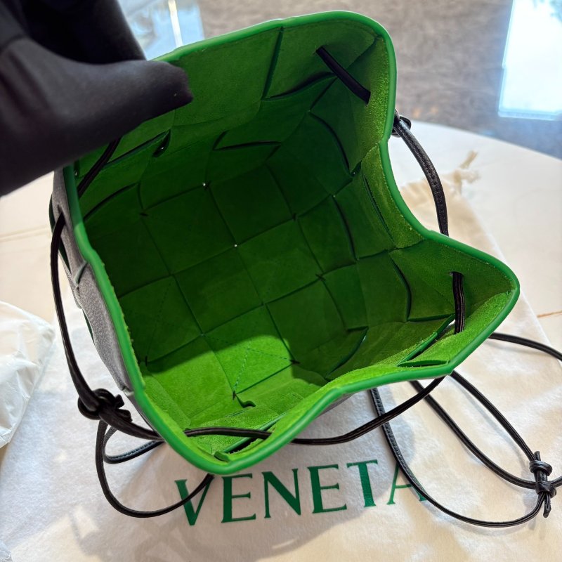 *SHIHNA名牌精品* BOTTEGA VENETA Cassette 寬編織 小牛皮斜背 水桶包-6