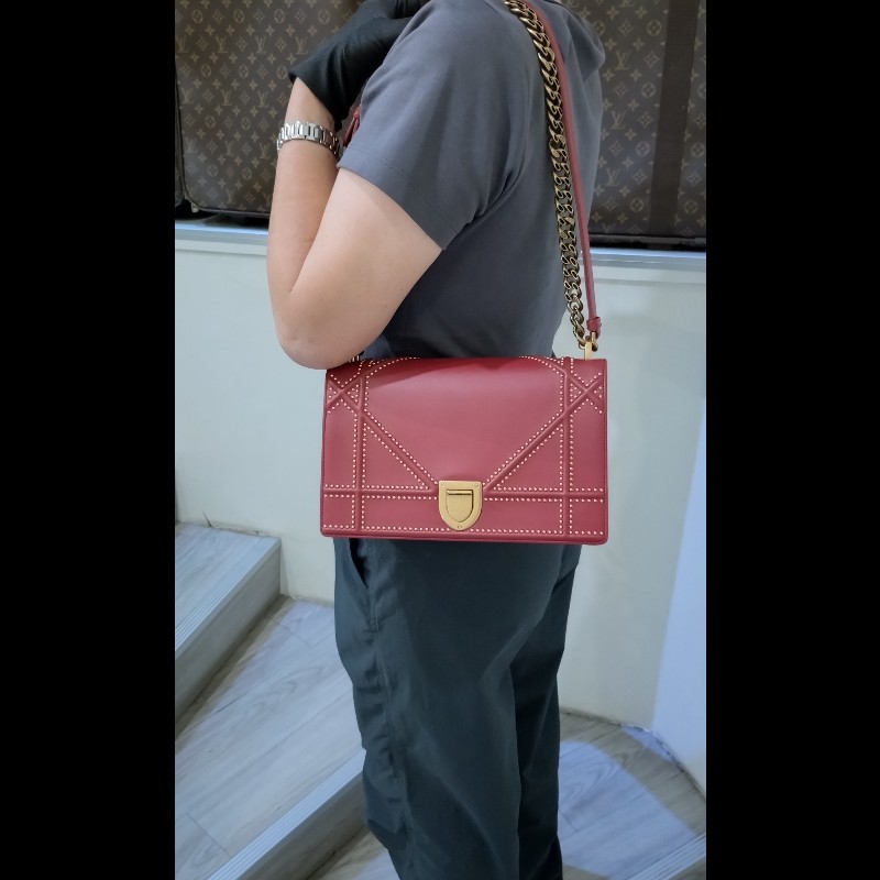 Dior 古銅金鍊酒紅皮鉚釘格紋盾牌口蓋包-1