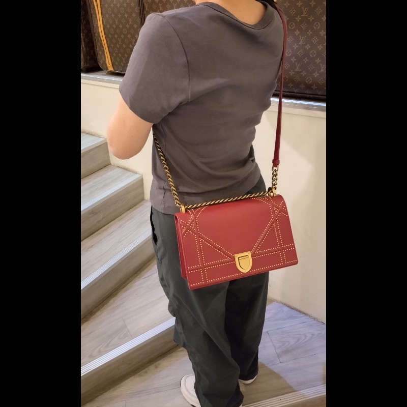 Dior 古銅金鍊酒紅皮鉚釘格紋盾牌口蓋包-3