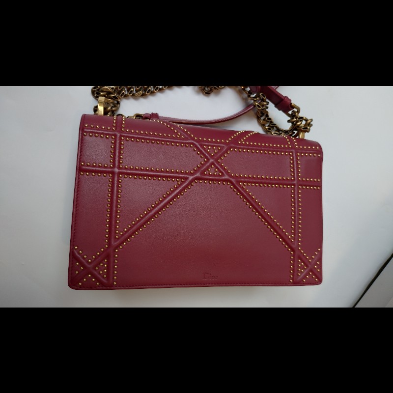 Dior 古銅金鍊酒紅皮鉚釘格紋盾牌口蓋包-6