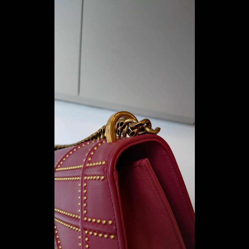 Dior 古銅金鍊酒紅皮鉚釘格紋盾牌口蓋包-8