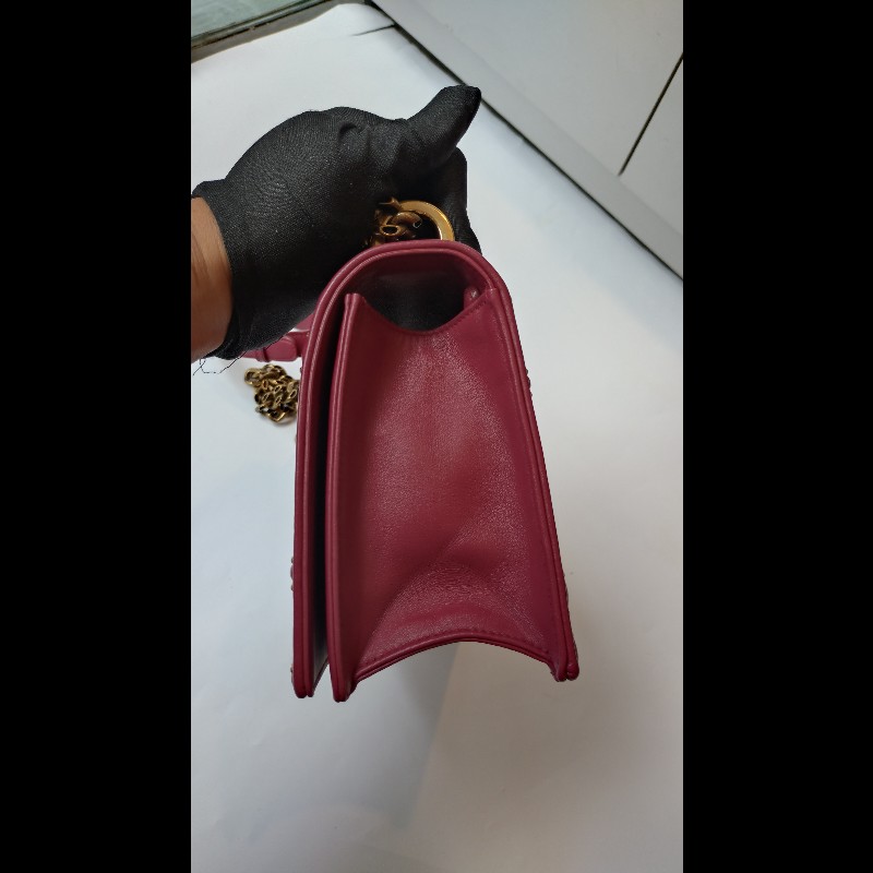 Dior 古銅金鍊酒紅皮鉚釘格紋盾牌口蓋包-10