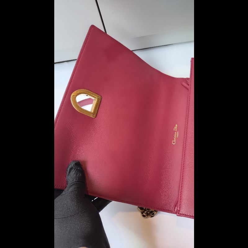 Dior 古銅金鍊酒紅皮鉚釘格紋盾牌口蓋包-15