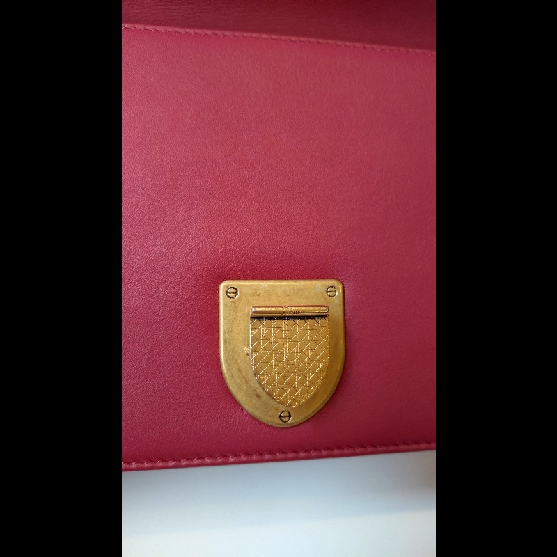 Dior 古銅金鍊酒紅皮鉚釘格紋盾牌口蓋包-16