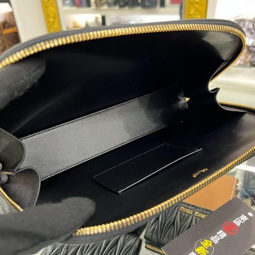 東區正精品㊣CELINE Triomphe 全新未使用黑色小牛皮金釦拉鍊手拿包 RZ6284-3