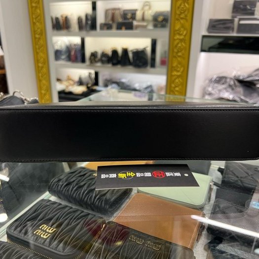 東區正精品㊣CELINE Triomphe 全新未使用黑色小牛皮金釦拉鍊手拿包 RZ6284-8