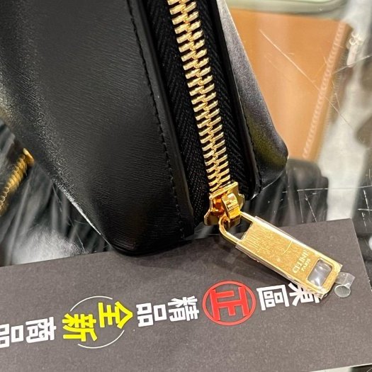 東區正精品㊣CELINE Triomphe 全新未使用黑色小牛皮金釦拉鍊手拿包 RZ6284-9