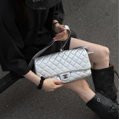 ✨Chanel easy flag 郵差法棍包 超級酷 做舊機車感 時髦太空銀🤍