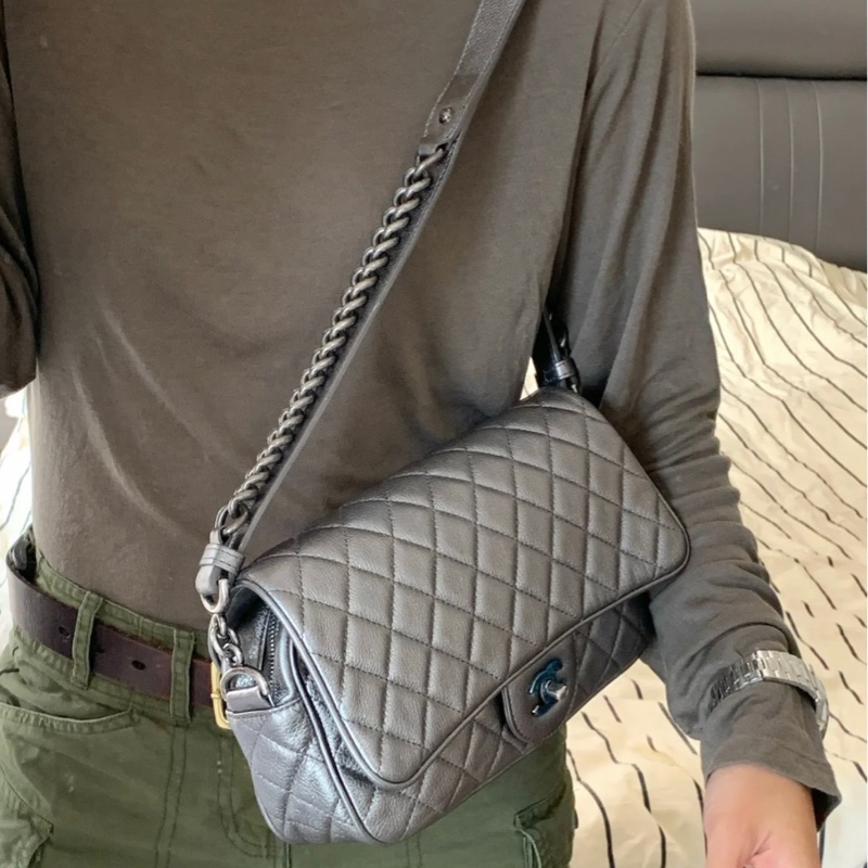 ✨Chanel easy flag 郵差法棍包 超級酷 做舊機車感 時髦太空銀🤍-2