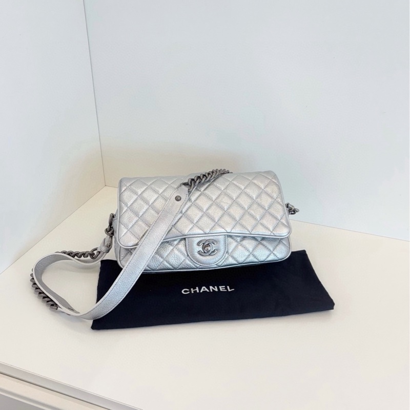 ✨Chanel easy flag 郵差法棍包 超級酷 做舊機車感 時髦太空銀🤍-4