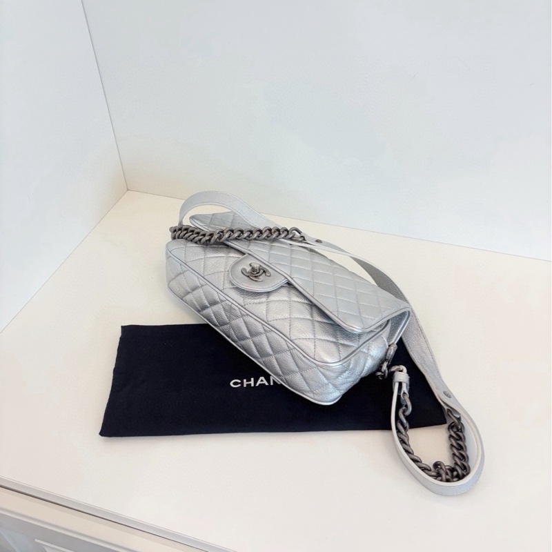 ✨Chanel easy flag 郵差法棍包 超級酷 做舊機車感 時髦太空銀🤍-9