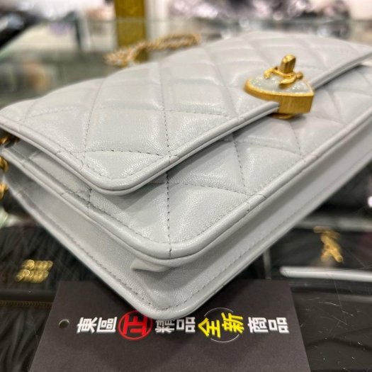 東區正精品㊣CHANEL WOC 全新未使用香奈兒淺藍色小羊皮愛心轉扣肩背包晚宴包斜背包 RZ6288-12