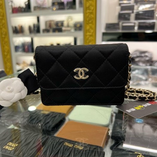 東區正精品㊣CHANEL 全新香奈兒黑色緞面金扣山茶花翻蓋卡包肩背包晚宴包斜背包 RZ6289-0