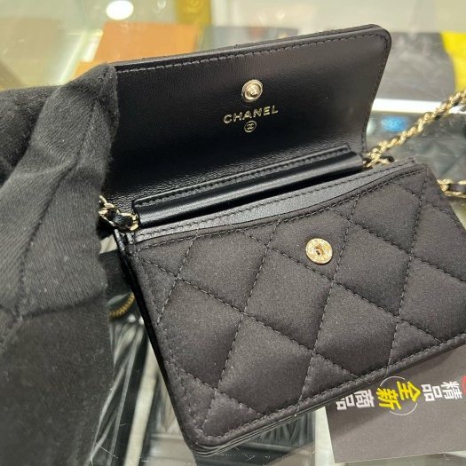東區正精品㊣CHANEL 全新香奈兒黑色緞面金扣山茶花翻蓋卡包肩背包晚宴包斜背包 RZ6289-1