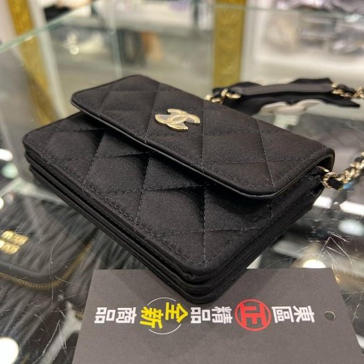 東區正精品㊣CHANEL 全新香奈兒黑色緞面金扣山茶花翻蓋卡包肩背包晚宴包斜背包 RZ6289-8