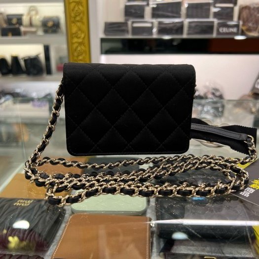 東區正精品㊣CHANEL 全新香奈兒黑色緞面金扣山茶花翻蓋卡包肩背包晚宴包斜背包 RZ6289-9