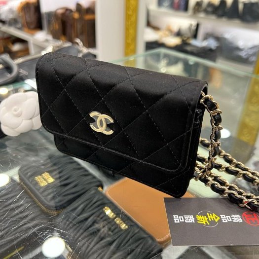 東區正精品㊣CHANEL 全新香奈兒黑色緞面金扣山茶花翻蓋卡包肩背包晚宴包斜背包 RZ6289-10