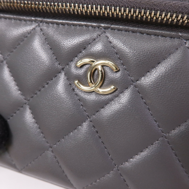 CHANEL 羊皮皮革Vanity Case金扣鏈帶肩背袋-6