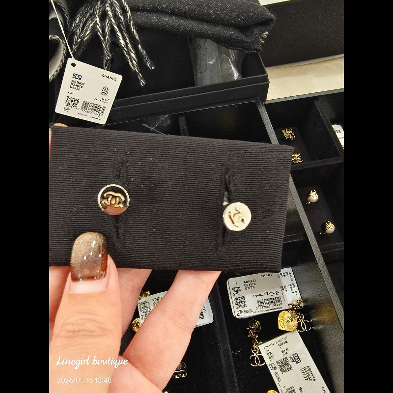 Chanel 26P 全新雙色耳環(logo是淡金）日常實戴-5