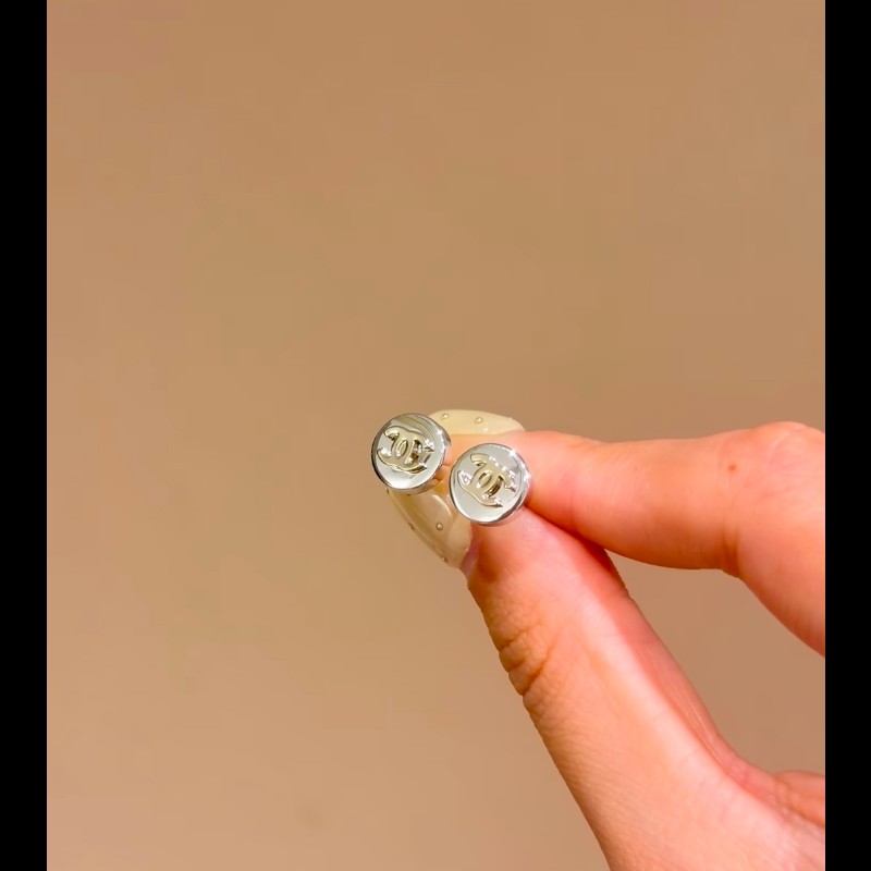 Chanel 26P 全新雙色耳環(logo是淡金）日常實戴-6